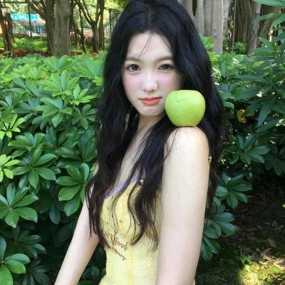 坐在酒吧里吃蛋糕